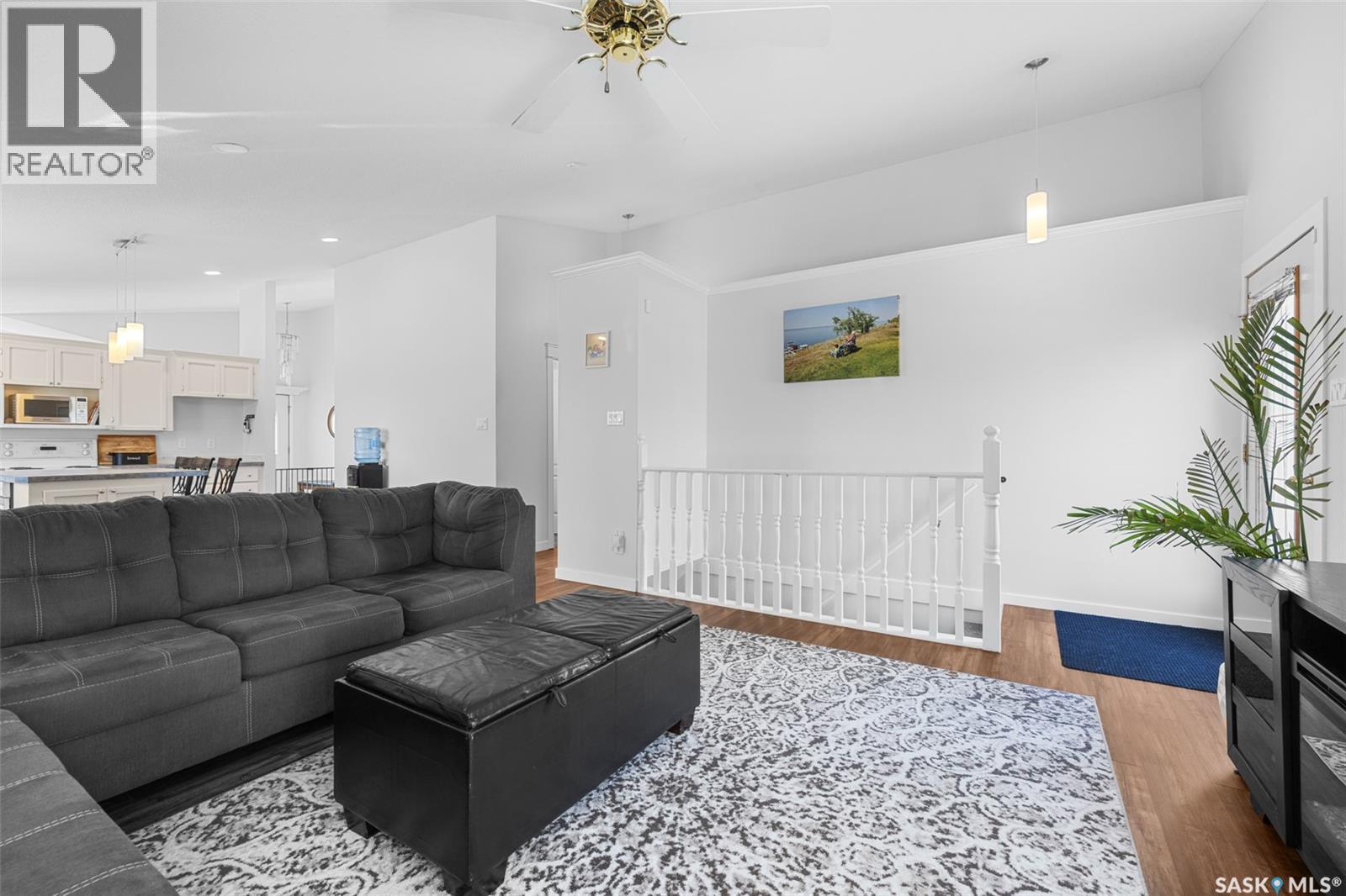 15 Thistle Bay, Regina, SK - Indoor Photo Showing Living Room