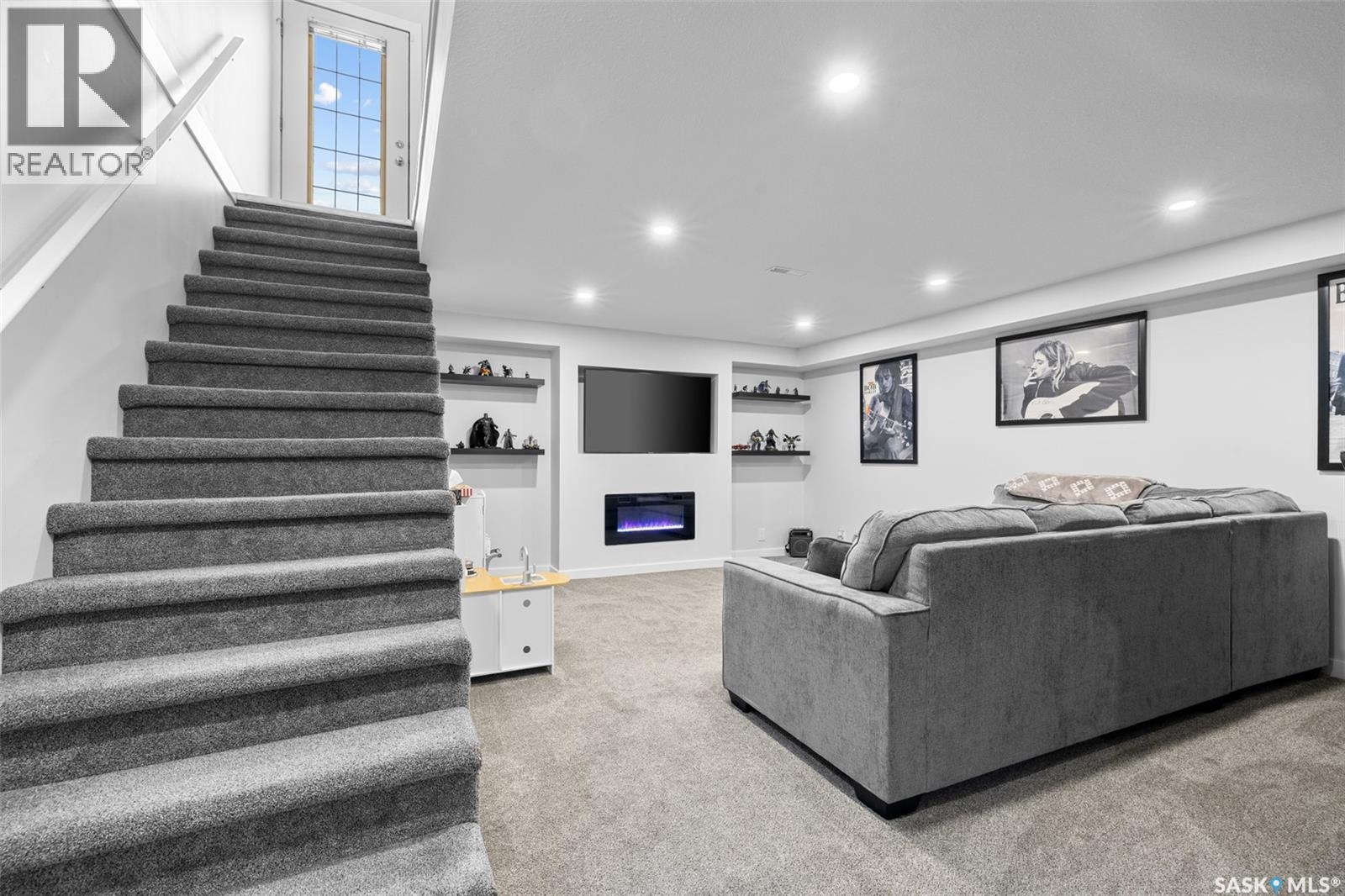 15 Thistle Bay, Regina, SK - Indoor With Fireplace