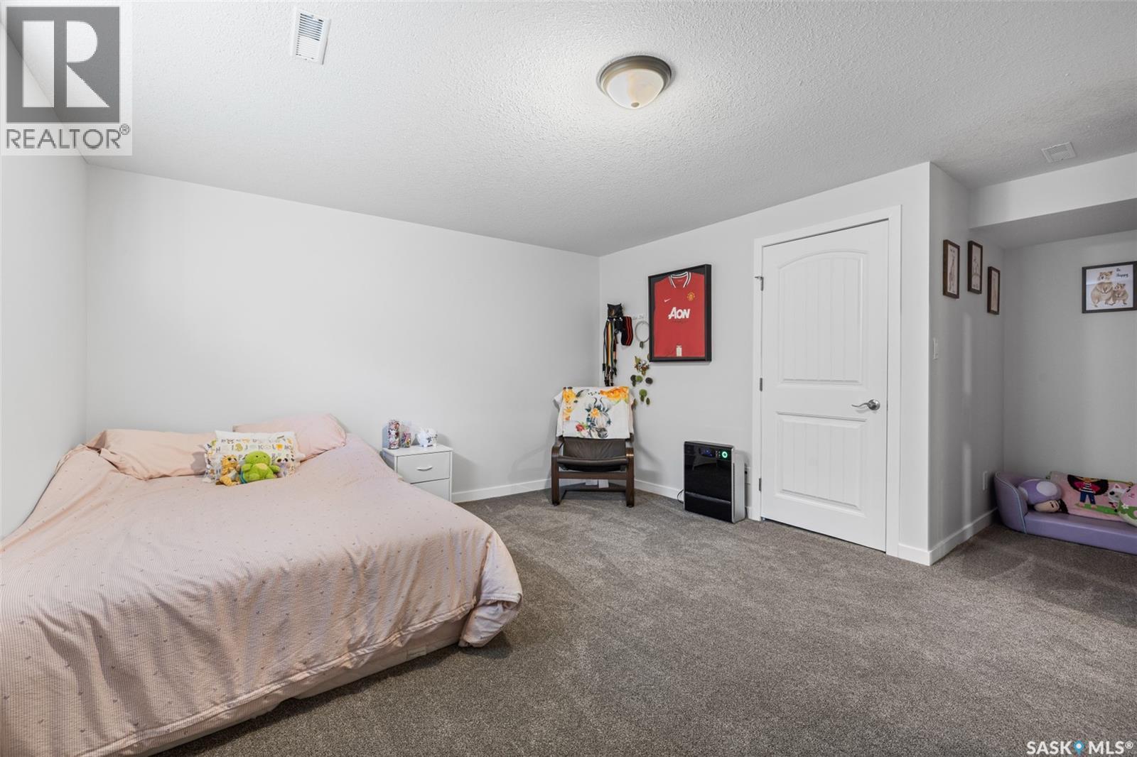 15 Thistle Bay, Regina, SK - Indoor Photo Showing Bedroom