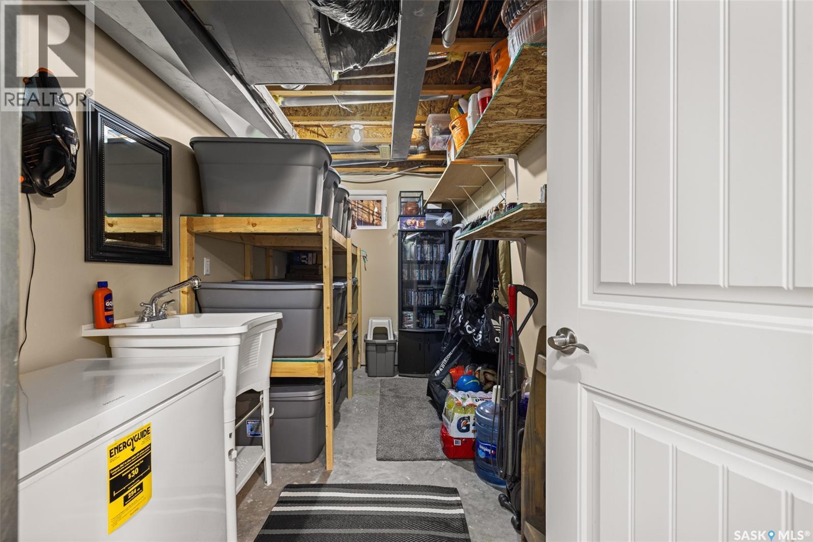 15 Thistle Bay, Regina, SK - Indoor Photo Showing Laundry Room