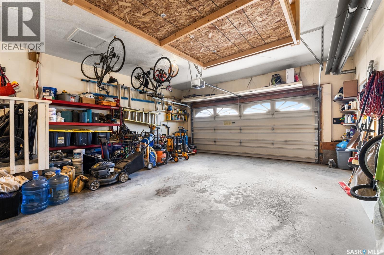 15 Thistle Bay, Regina, SK - Indoor Photo Showing Garage