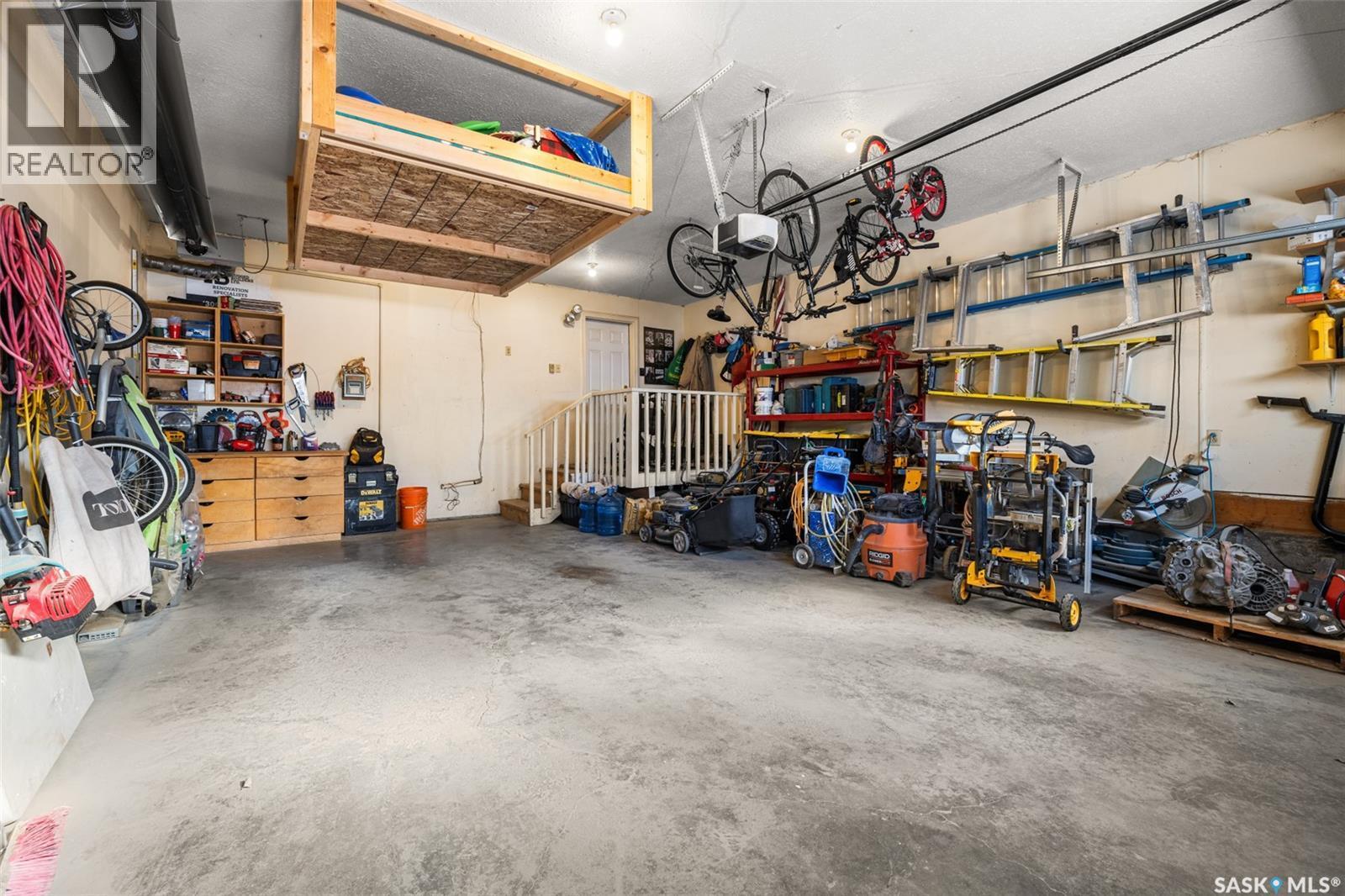 15 Thistle Bay, Regina, SK - Indoor Photo Showing Garage