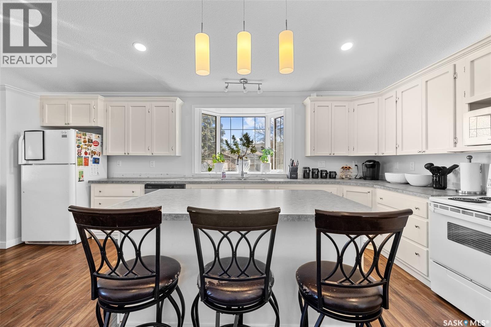 15 Thistle Bay, Regina, SK - Indoor Photo Showing Kitchen