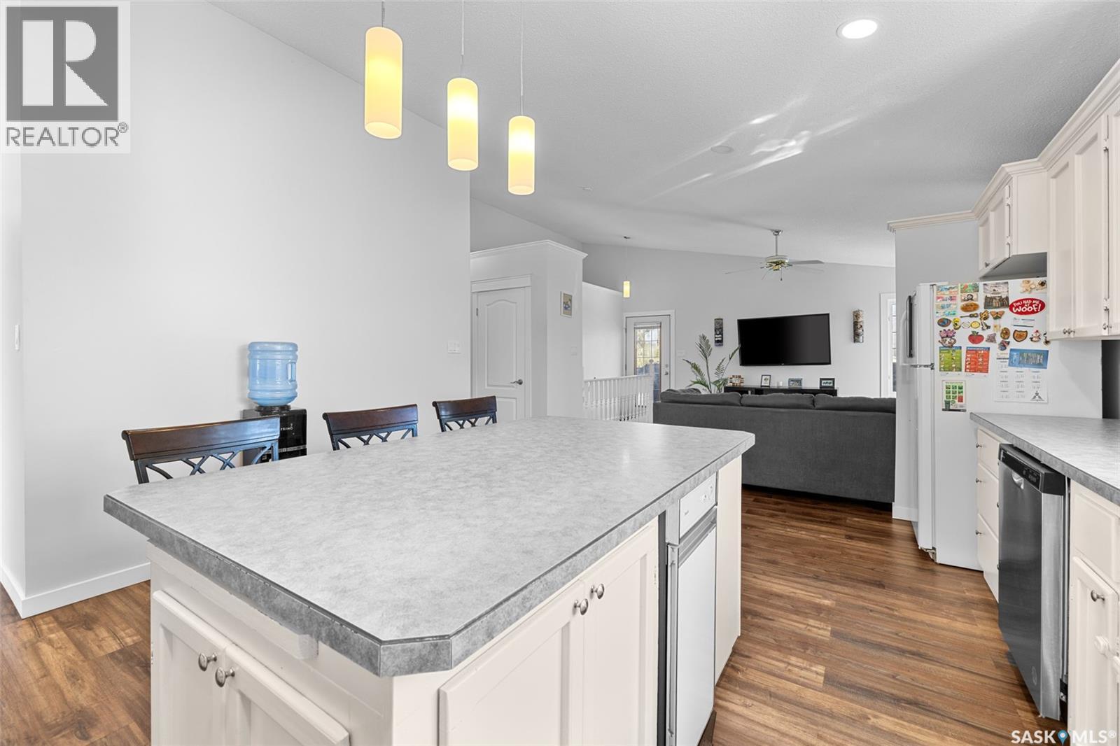 15 Thistle Bay, Regina, SK - Indoor Photo Showing Kitchen