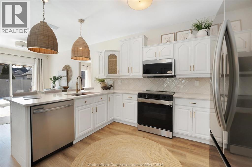 235 Southwind, Tecumseh, ON - Indoor Photo Showing Kitchen With Upgraded Kitchen