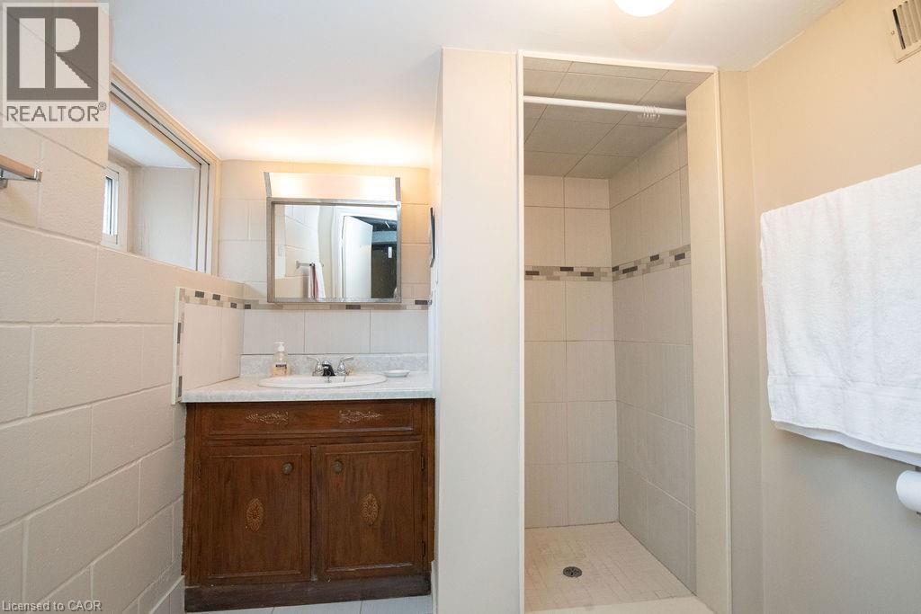 91 Pearl Street N, Hamilton, ON - Indoor Photo Showing Bathroom