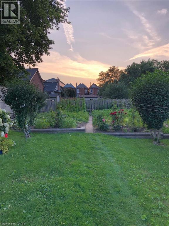 Yard at dusk with a residential view - 91 Pearl Street N, Hamilton, ON - Outdoor