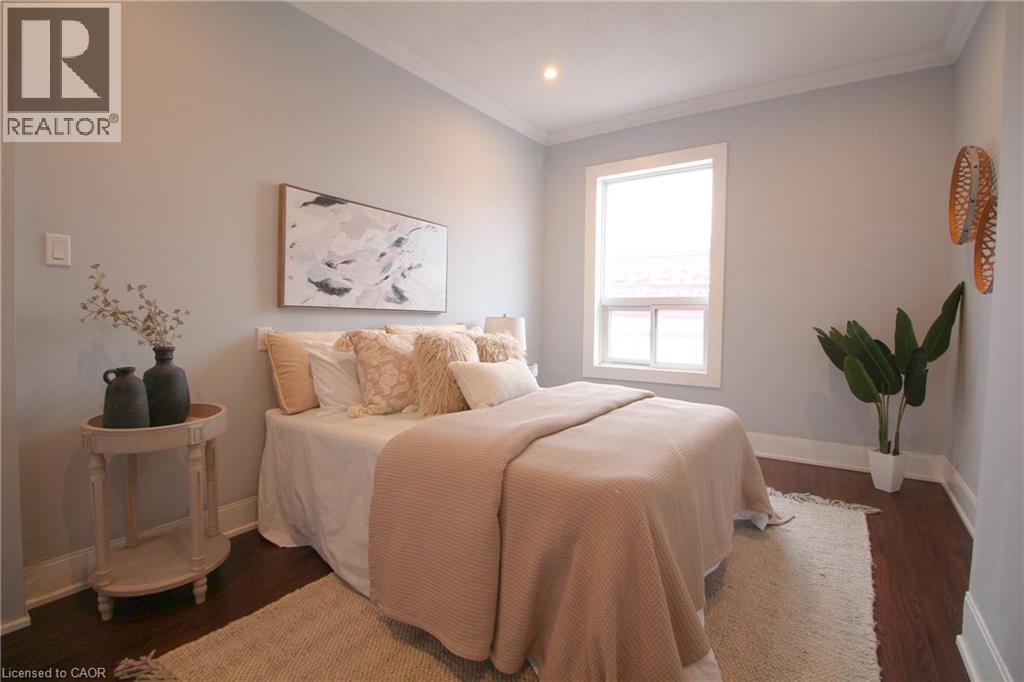 153 Wellington Street N, Hamilton, ON - Indoor Photo Showing Bedroom