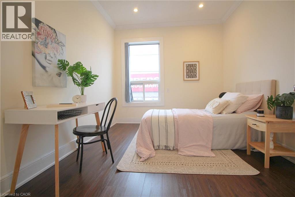 153 Wellington Street N, Hamilton, ON - Indoor Photo Showing Bedroom