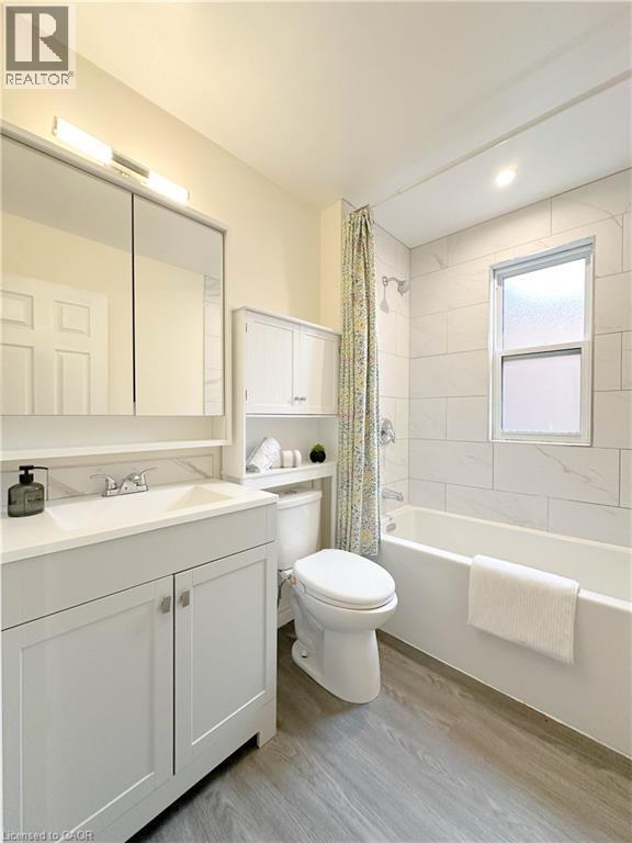 153 Wellington Street N, Hamilton, ON - Indoor Photo Showing Bathroom