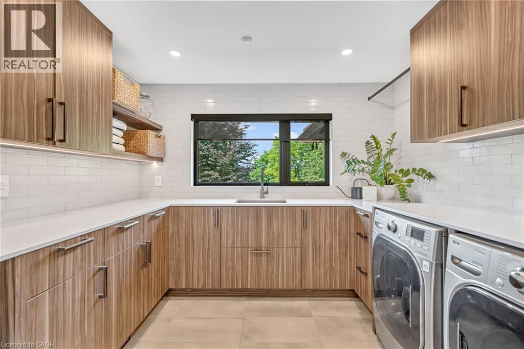 18 Fox Run Drive, Puslinch, ON - Indoor Photo Showing Laundry Room