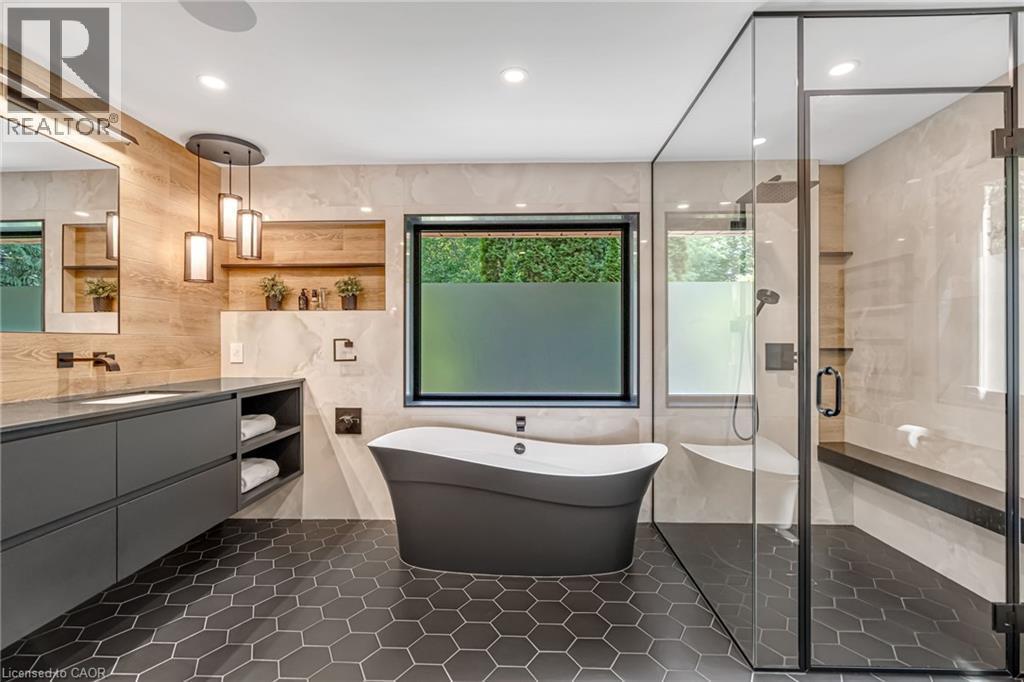 18 Fox Run Drive, Puslinch, ON - Indoor Photo Showing Bathroom