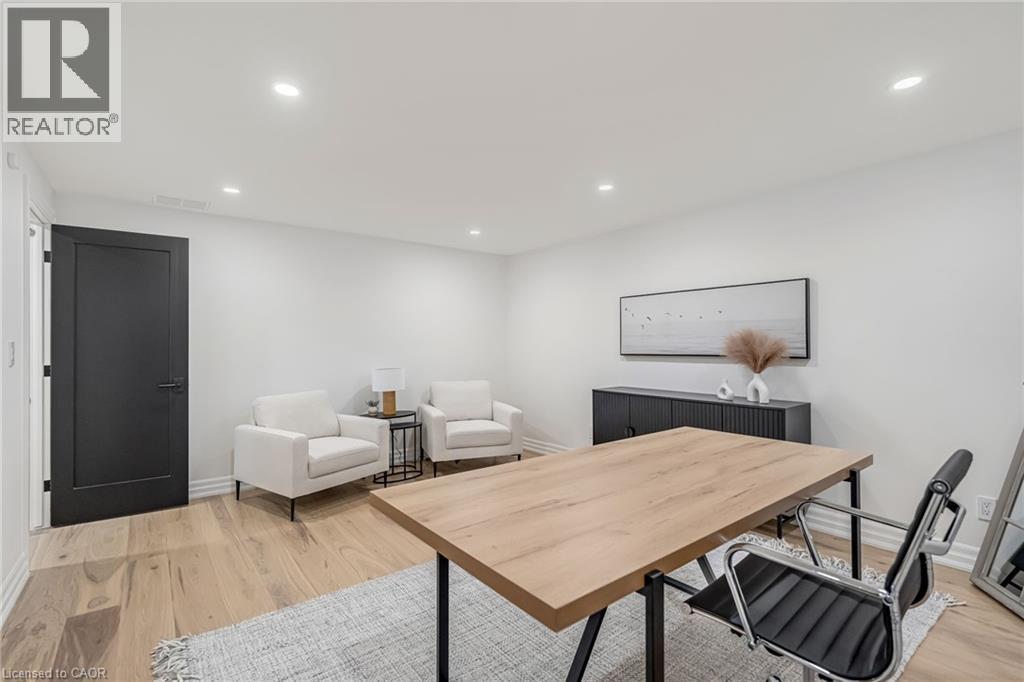 18 Fox Run Drive, Puslinch, ON - Indoor Photo Showing Dining Room