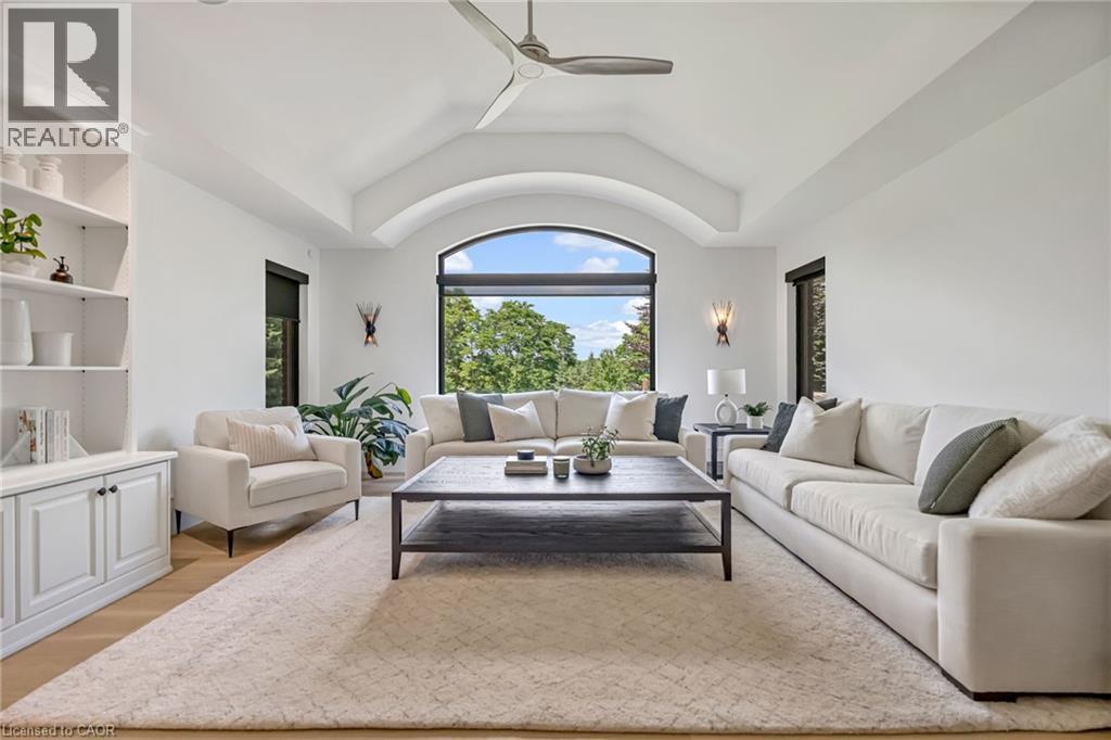 18 Fox Run Drive, Puslinch, ON - Indoor Photo Showing Living Room