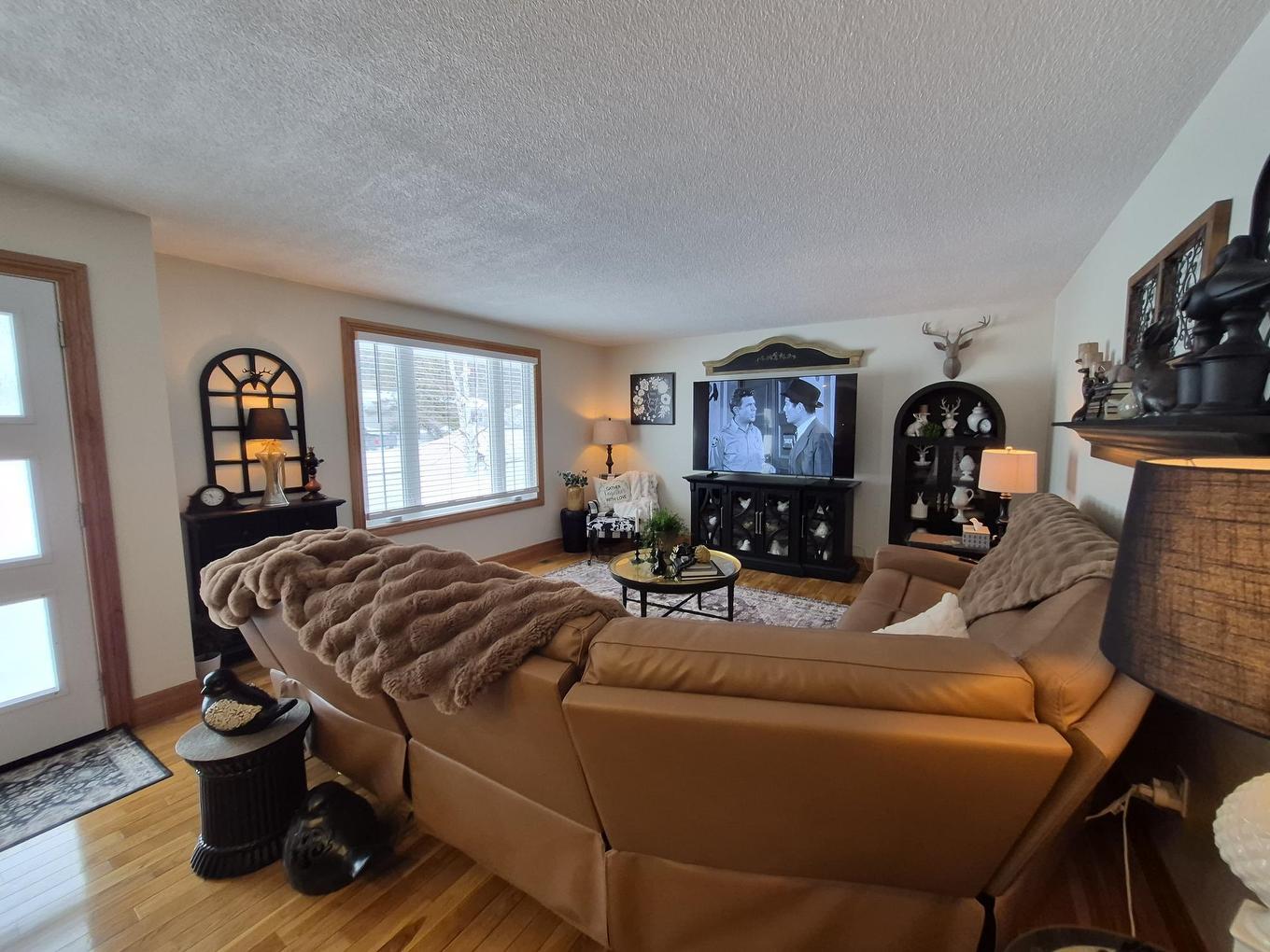 34 Redwing Ave, Manitouwadge, ON - Indoor Photo Showing Living Room