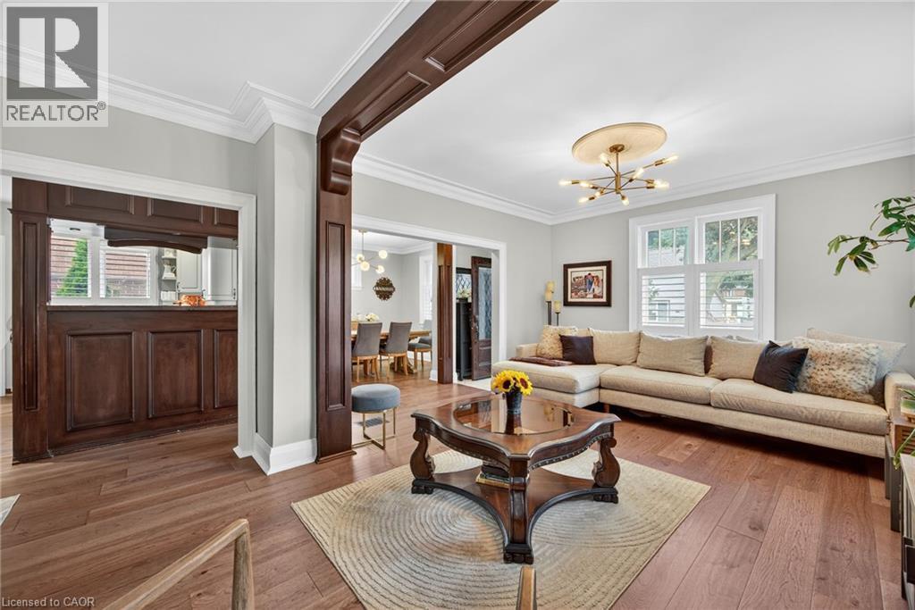 108 Owen Street, Barrie, ON - Indoor Photo Showing Living Room