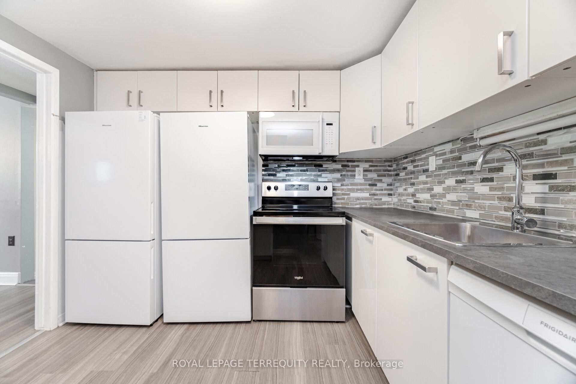 16 Royal Avenue, Hamilton, ON - Indoor Photo Showing Kitchen