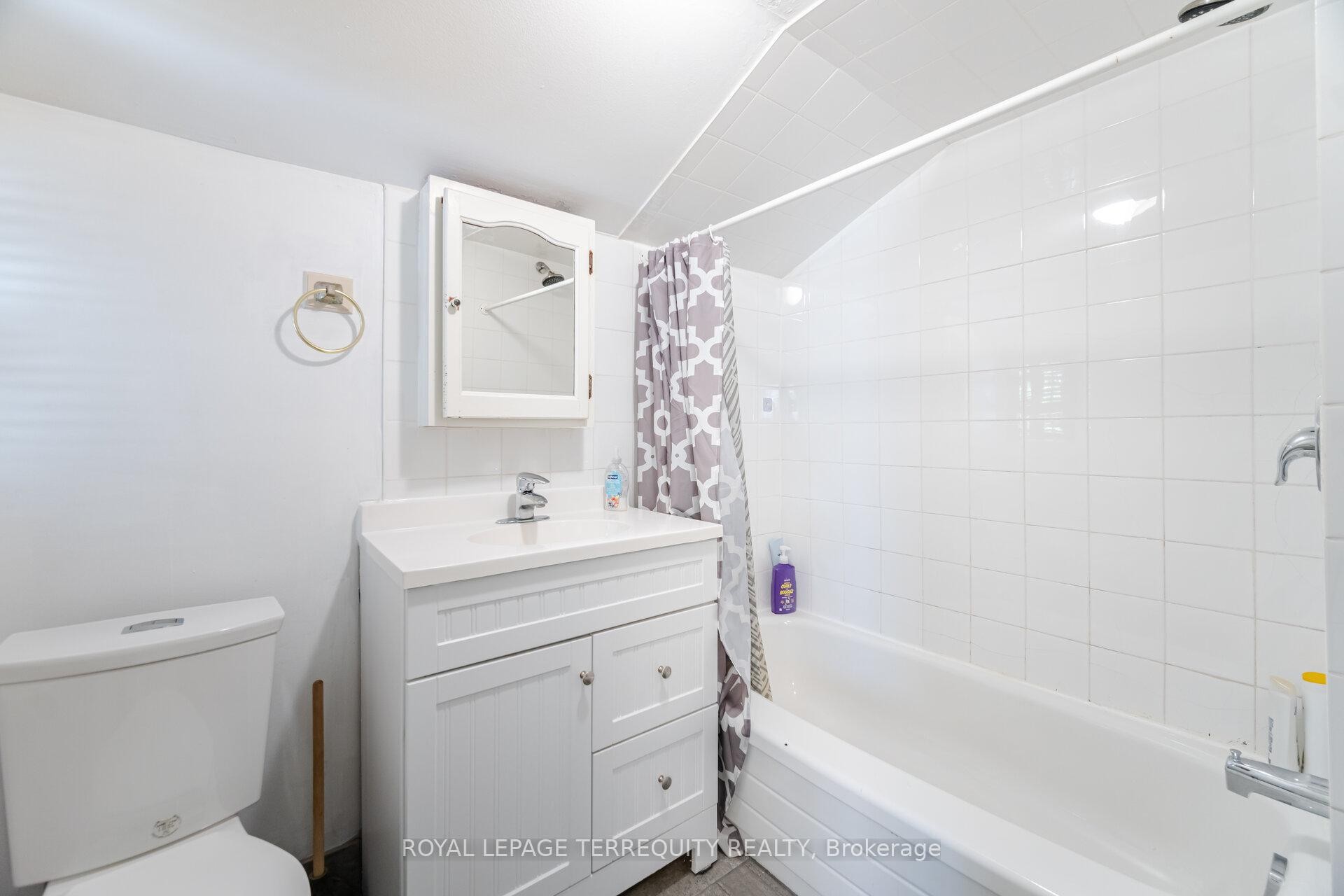 16 Royal Avenue, Hamilton, ON - Indoor Photo Showing Bathroom