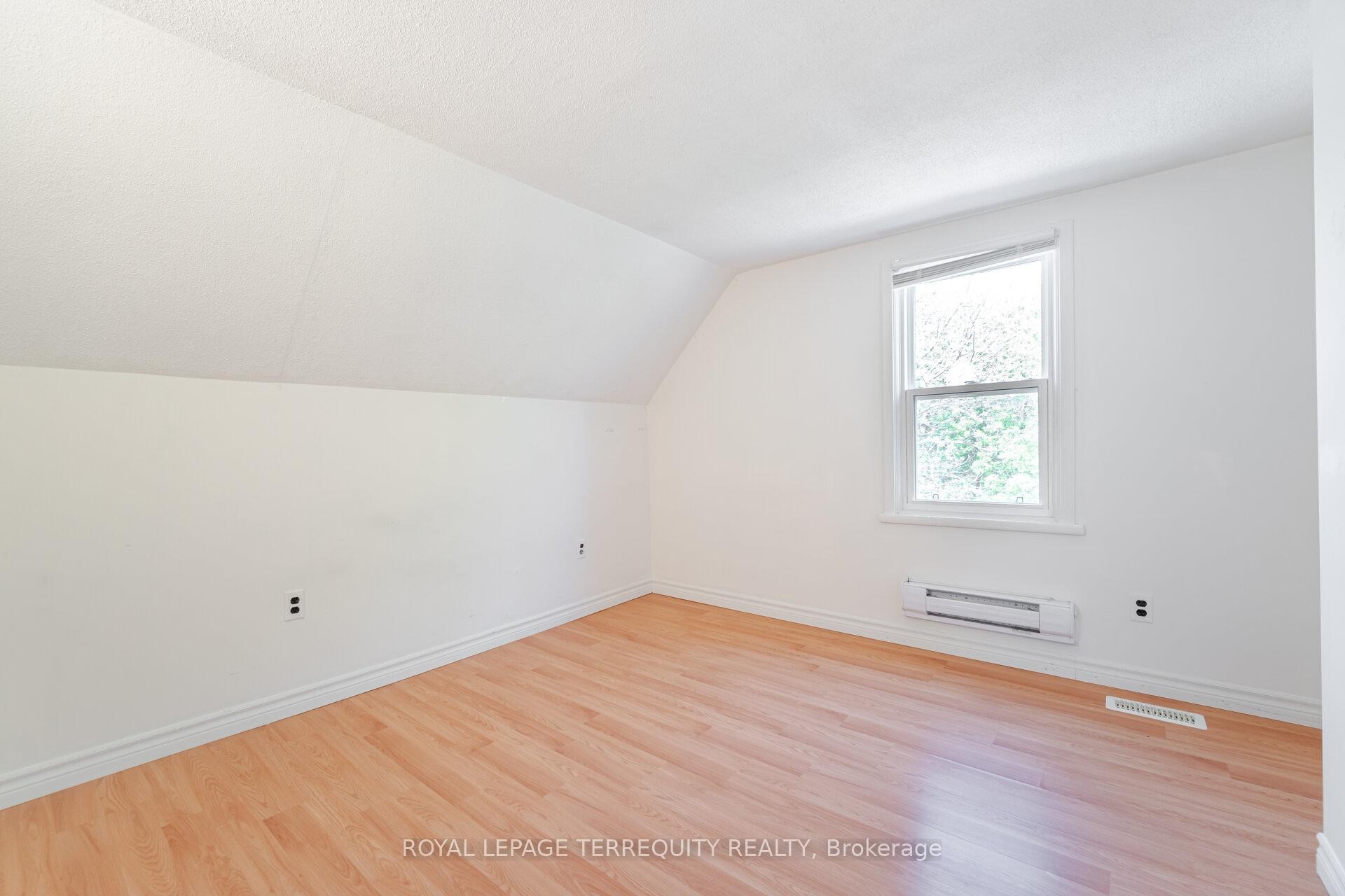 16 Royal Avenue, Hamilton, ON - Indoor Photo Showing Other Room