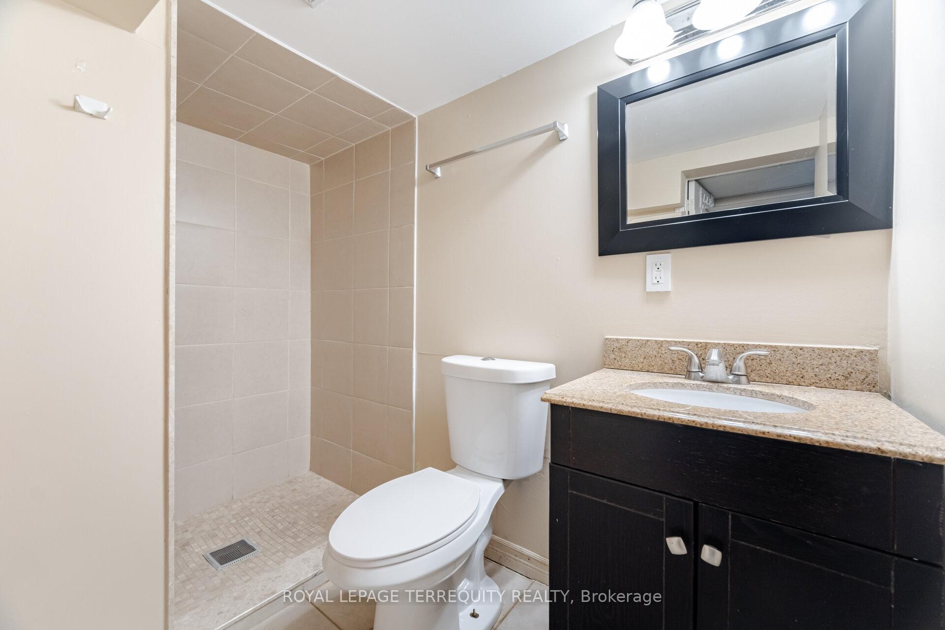 16 Royal Avenue, Hamilton, ON - Indoor Photo Showing Bathroom