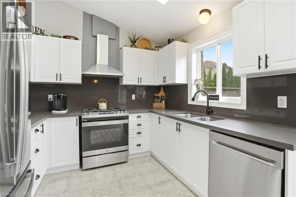 14 Kenyon Crescent, Grimsby, ON - Indoor Photo Showing Kitchen With Double Sink