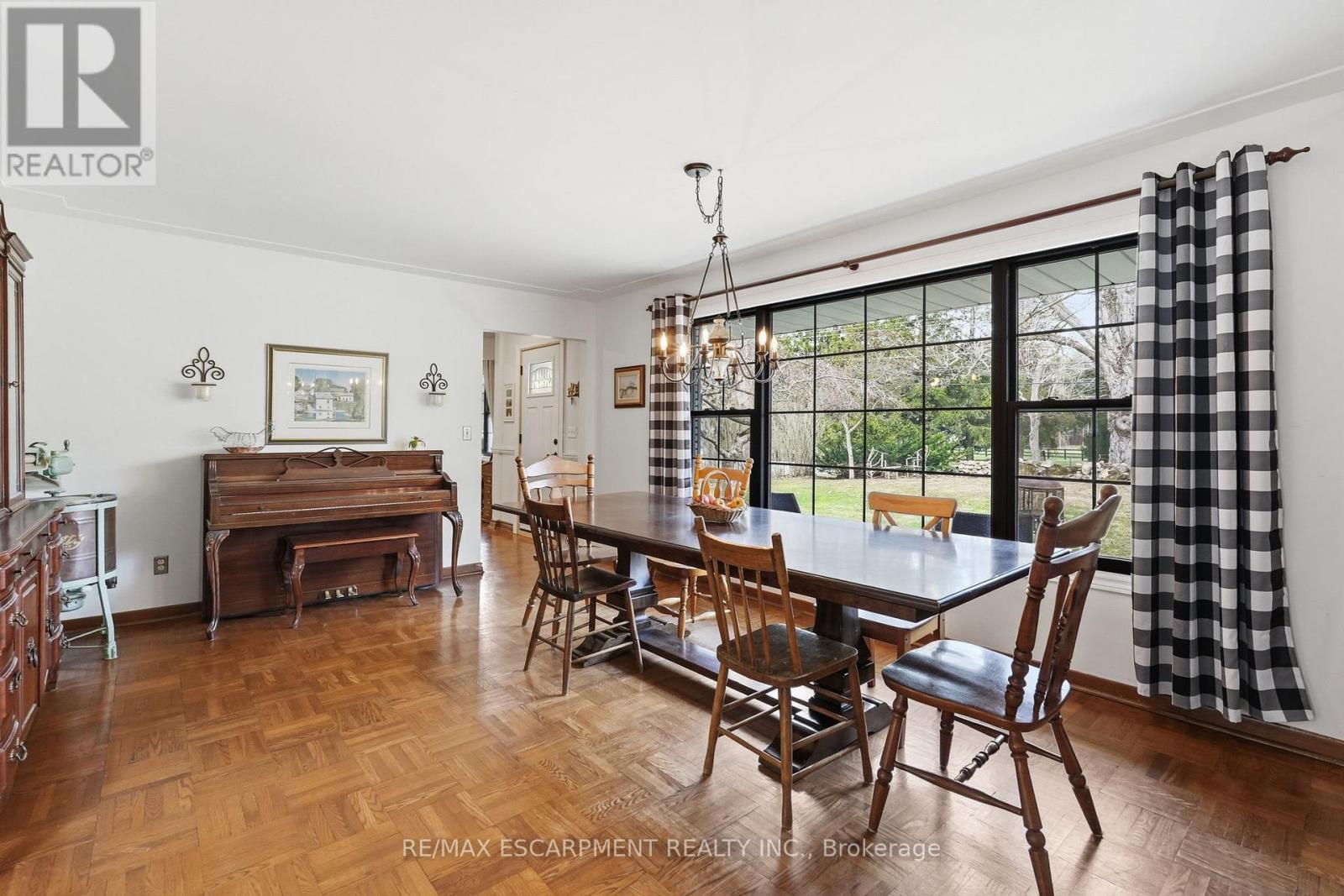 222 Concession 11 E, Hamilton, ON - Indoor Photo Showing Dining Room