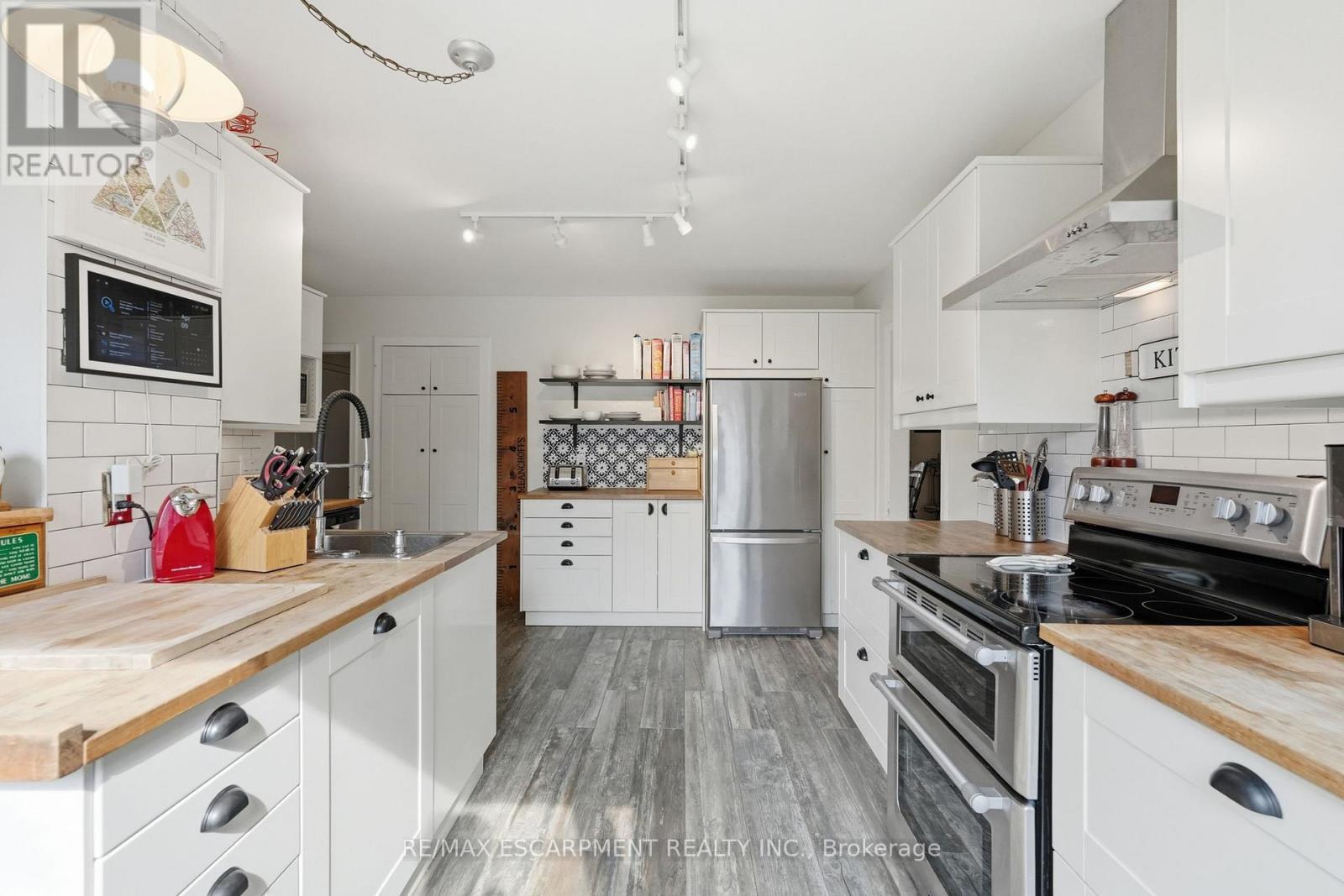 222 Concession 11 E, Hamilton, ON - Indoor Photo Showing Kitchen