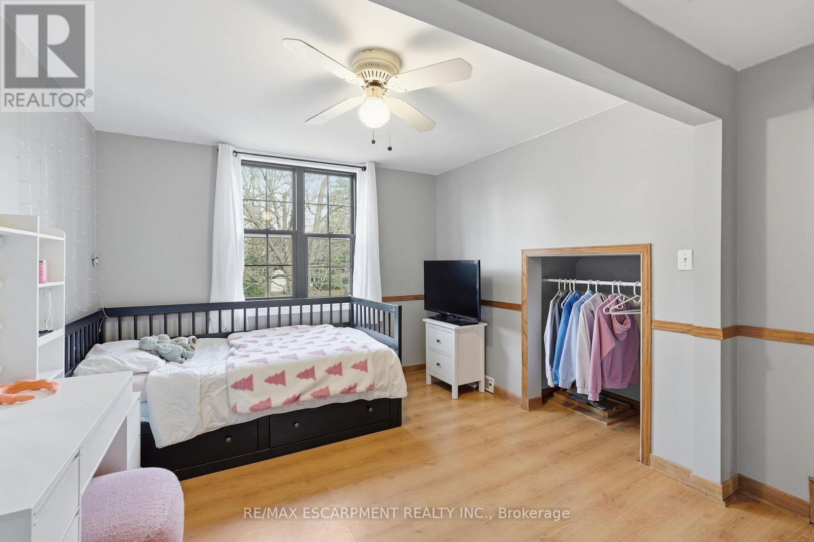 222 Concession 11 E, Hamilton, ON - Indoor Photo Showing Bedroom