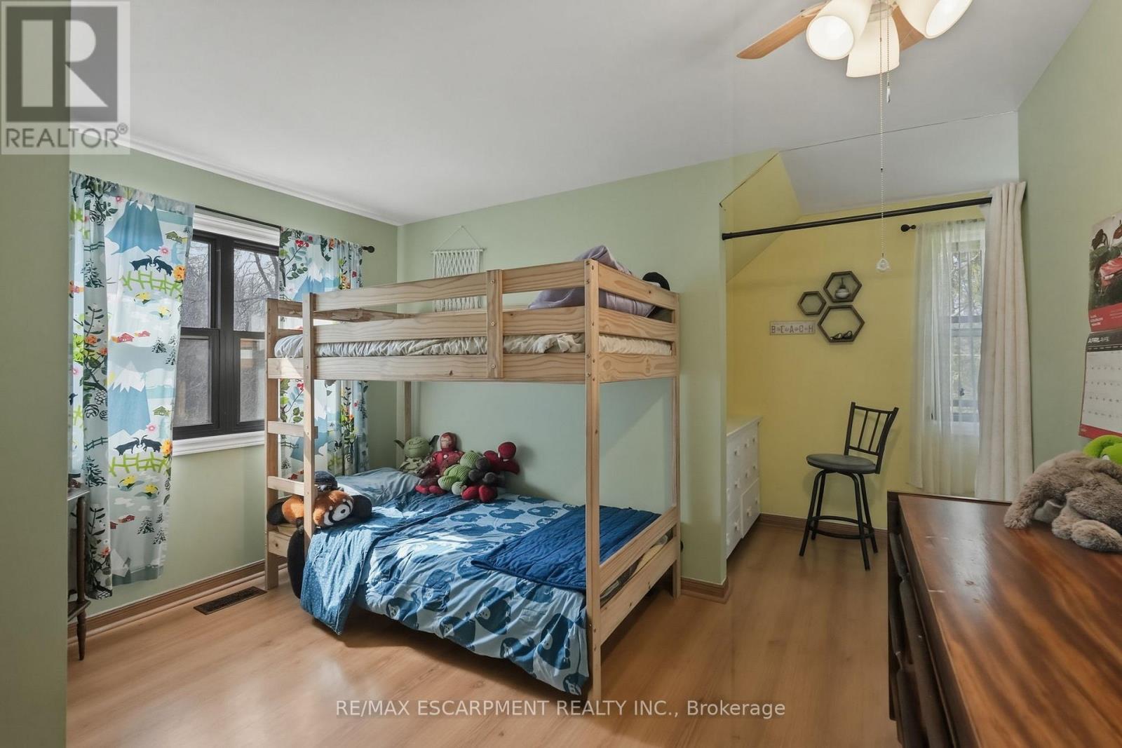 222 Concession 11 E, Hamilton, ON - Indoor Photo Showing Bedroom