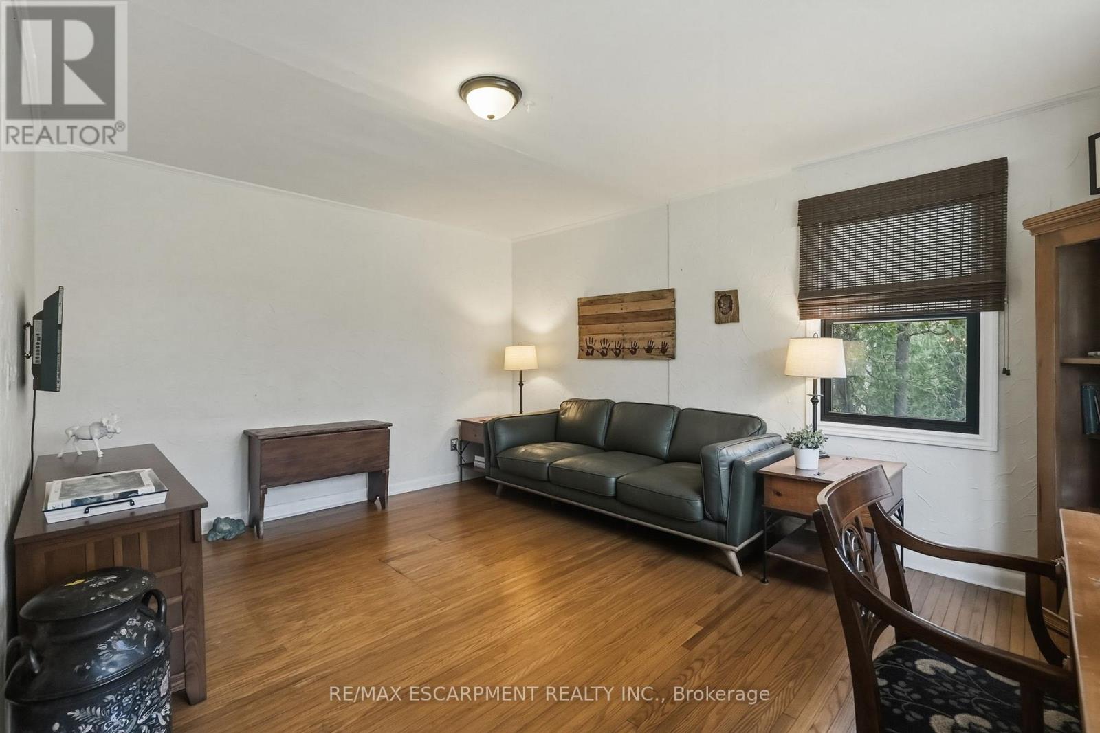 222 Concession 11 E, Hamilton, ON - Indoor Photo Showing Living Room