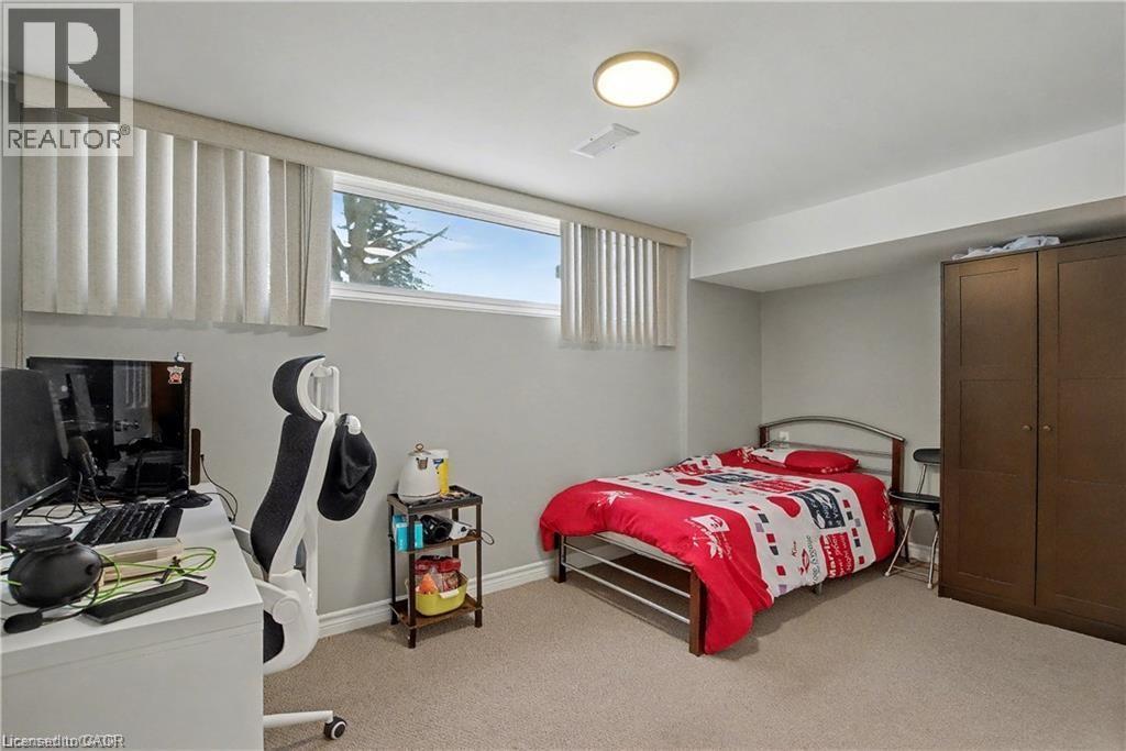 Bedroom with an office area and light colored carpet - 11 Carwyn Crescent, Hamilton, ON - Indoor Photo Showing Bedroom