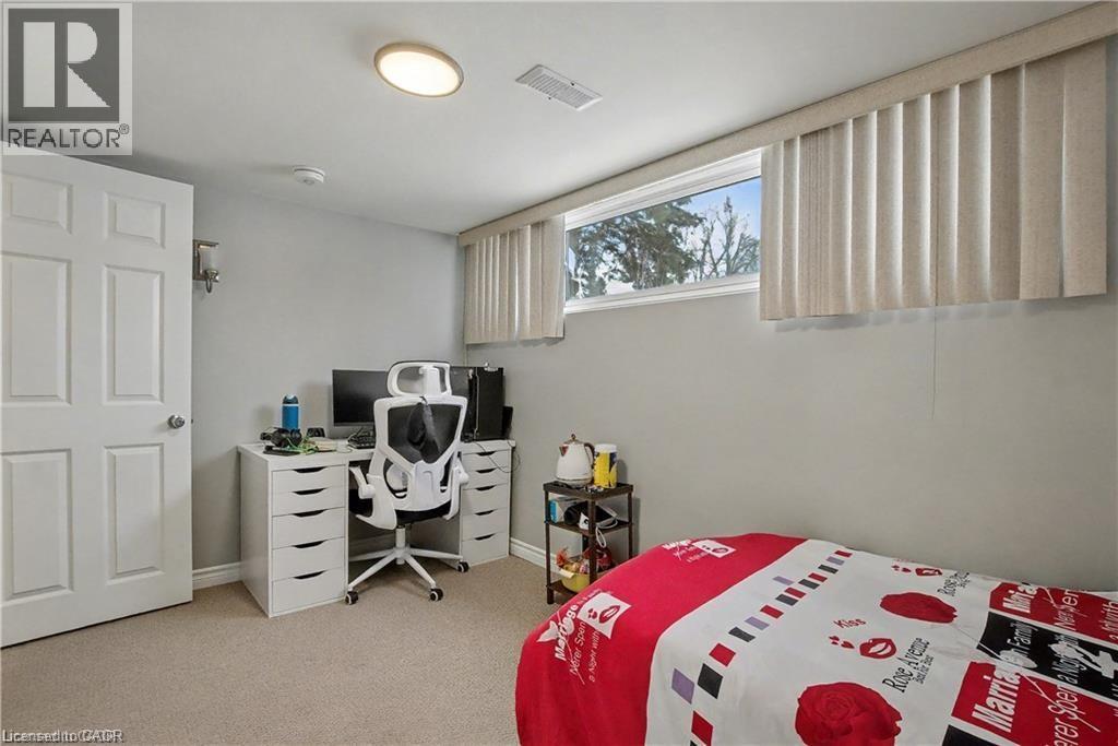 Bedroom with an office area and light carpet - 11 Carwyn Crescent, Hamilton, ON - Indoor