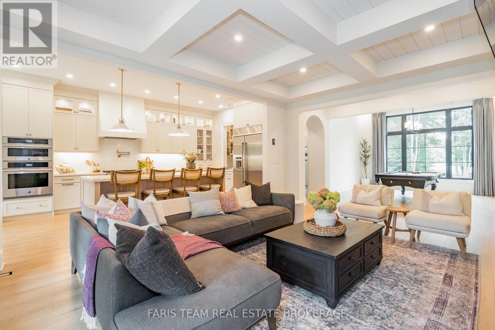 4 Sycamore Circle, Springwater, ON - Indoor Photo Showing Living Room