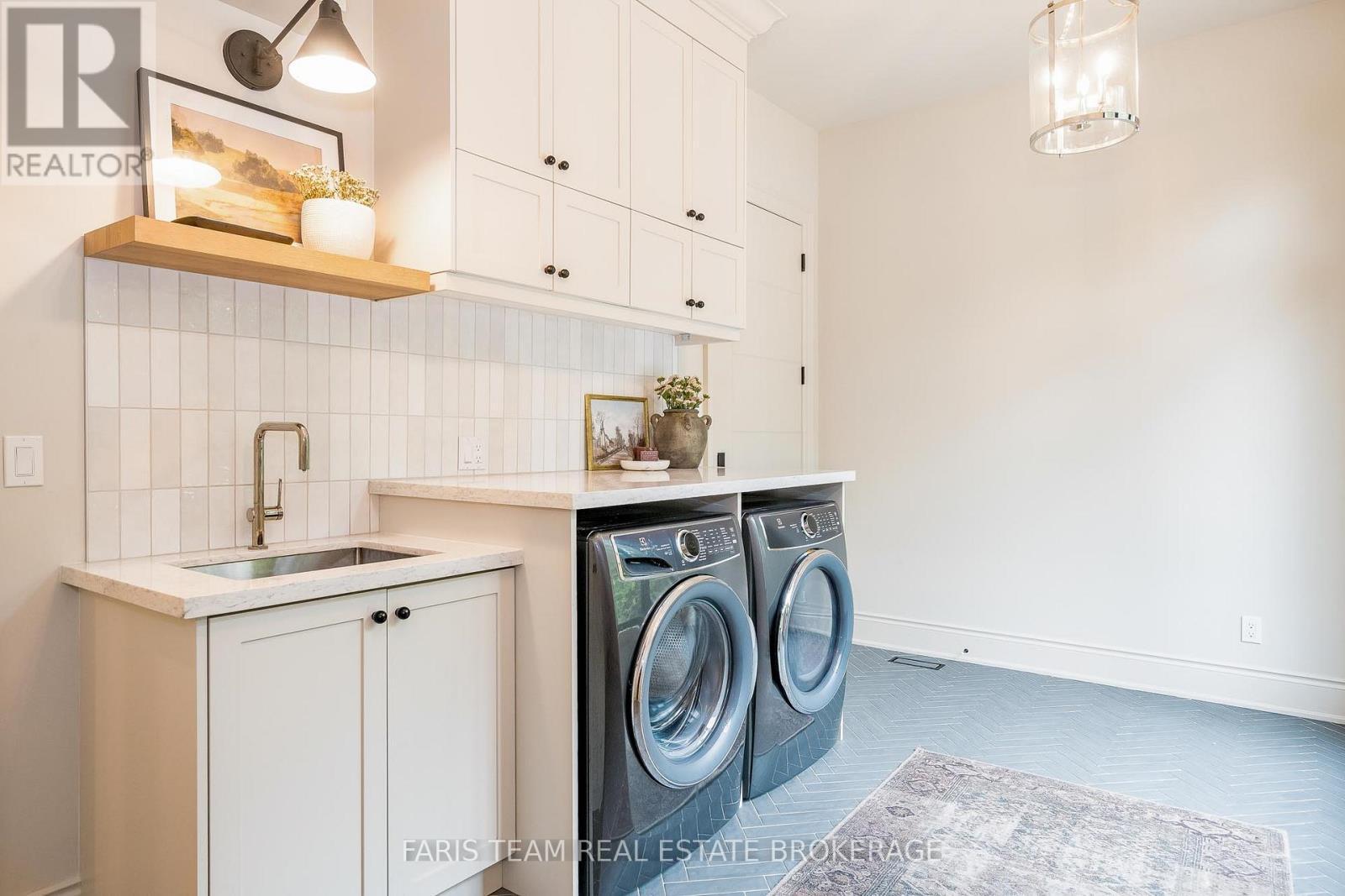 4 Sycamore Circle, Springwater, ON - Indoor Photo Showing Laundry Room