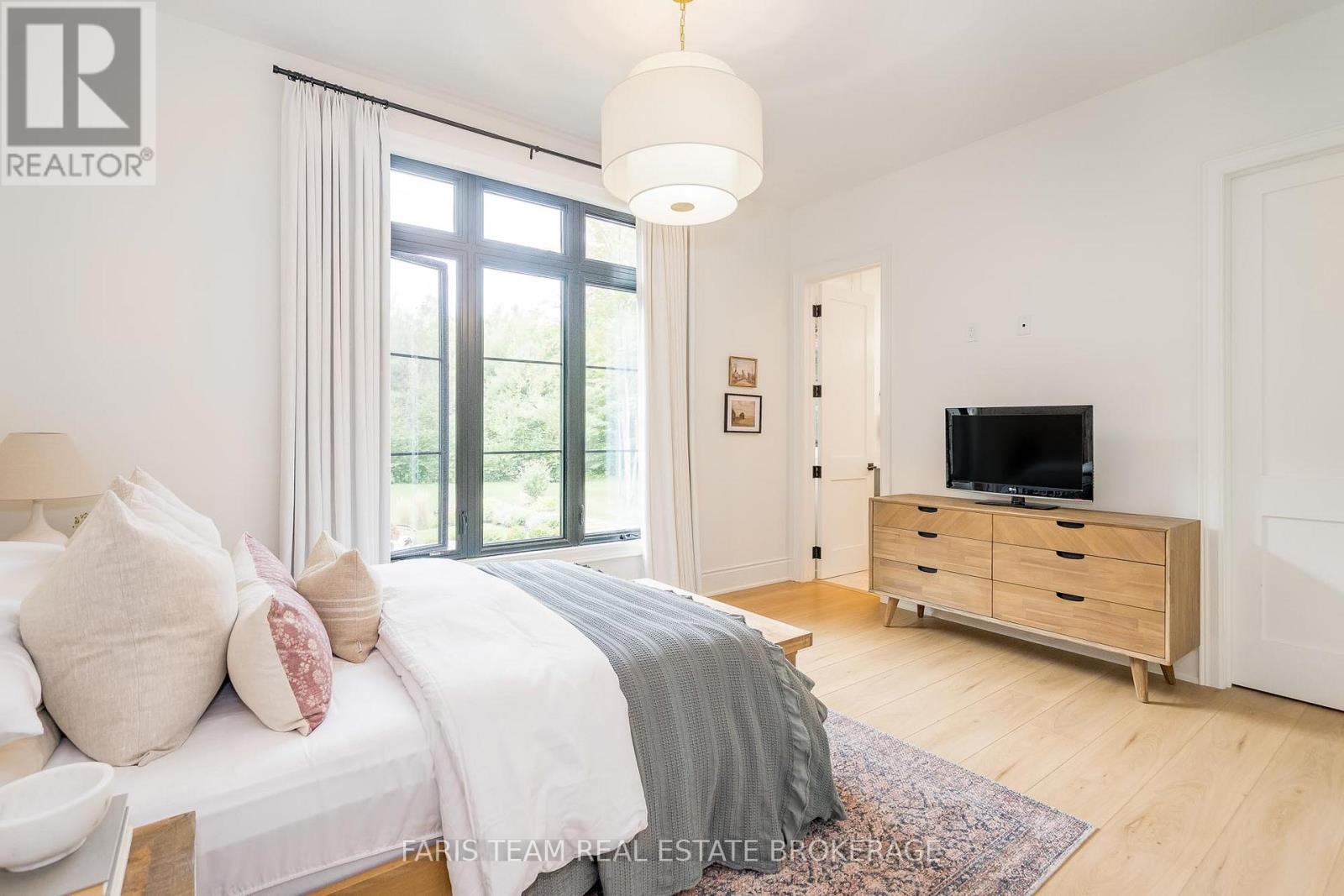4 Sycamore Circle, Springwater, ON - Indoor Photo Showing Bedroom