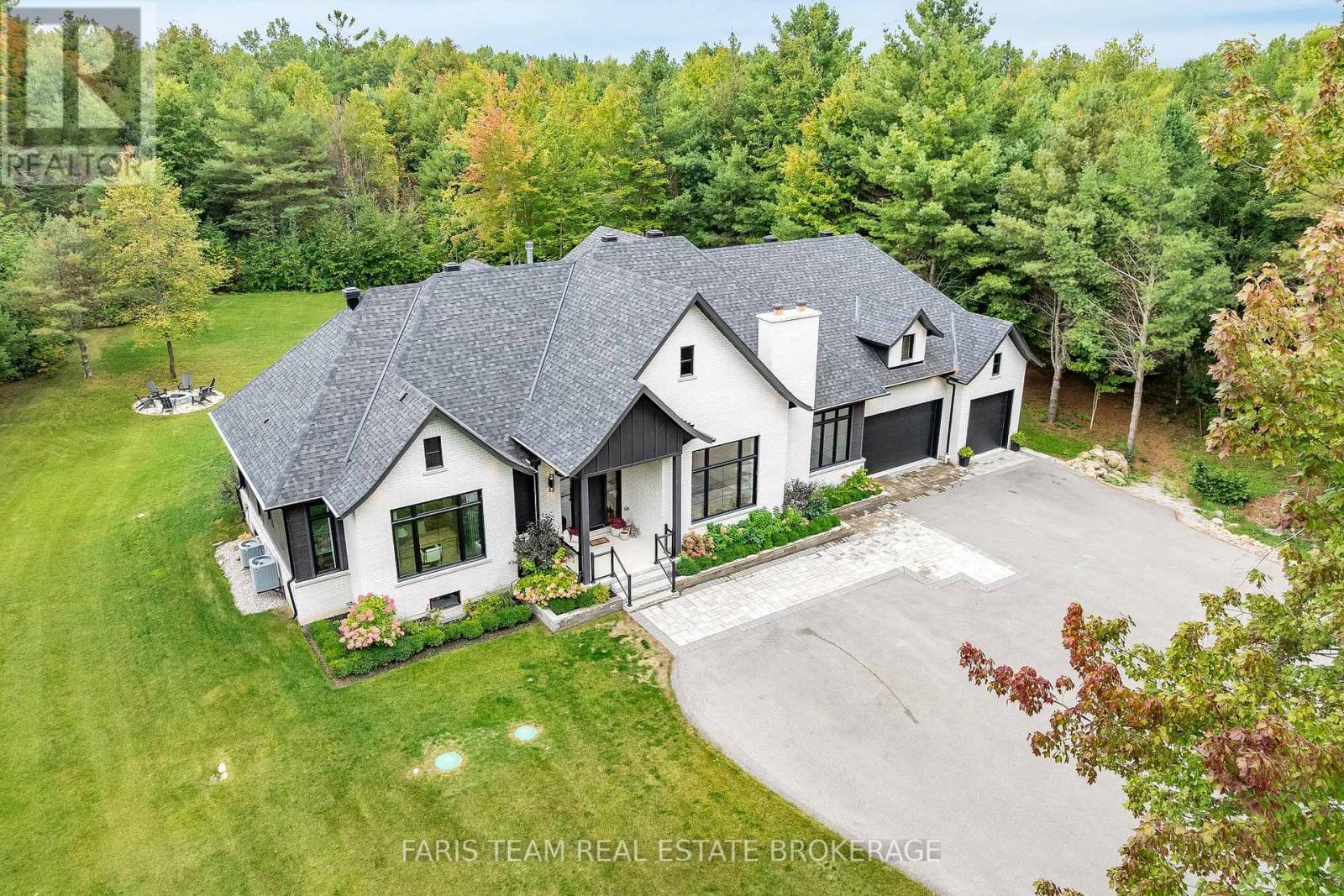 4 Sycamore Circle, Springwater, ON - Outdoor