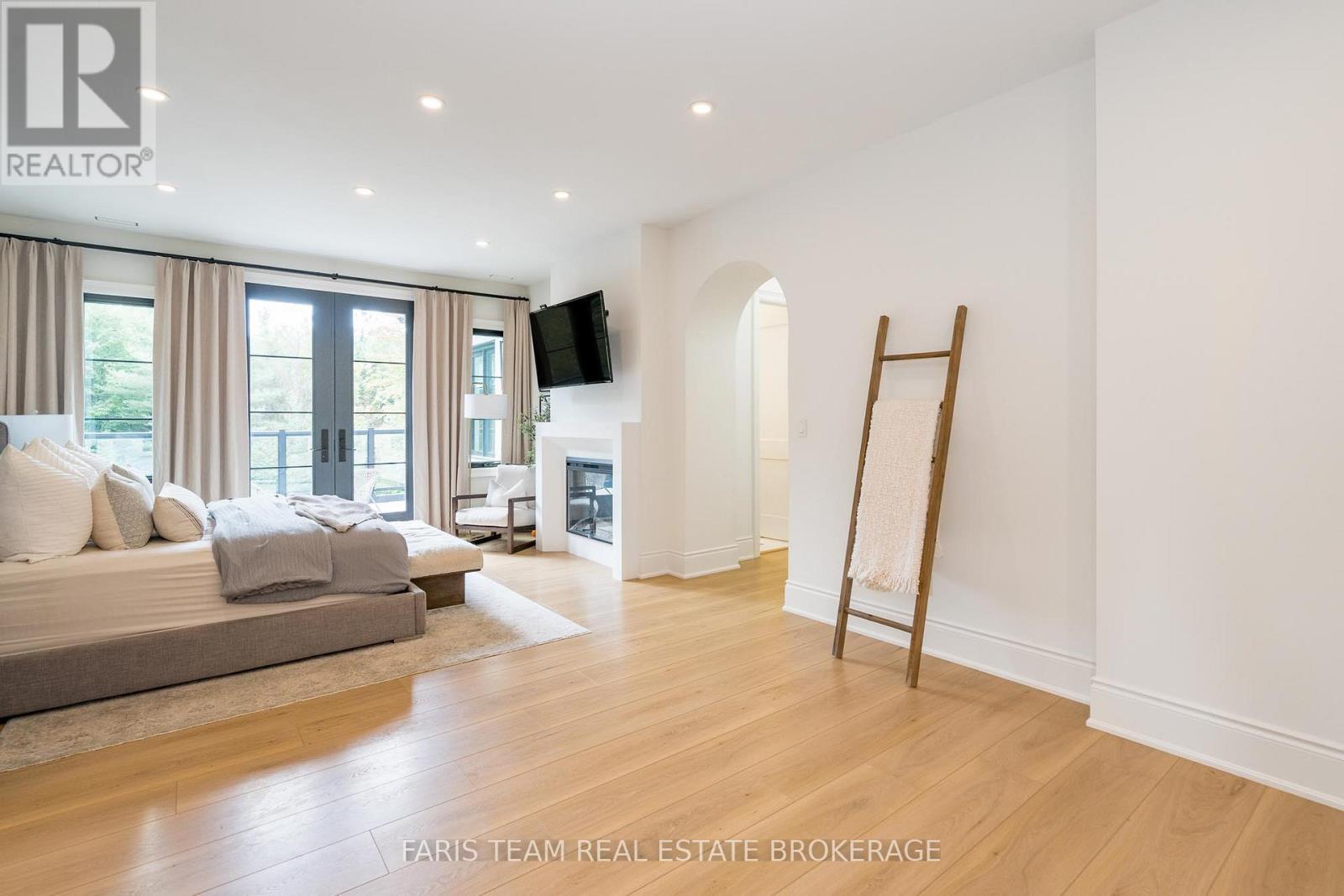 4 Sycamore Circle, Springwater, ON - Indoor With Fireplace