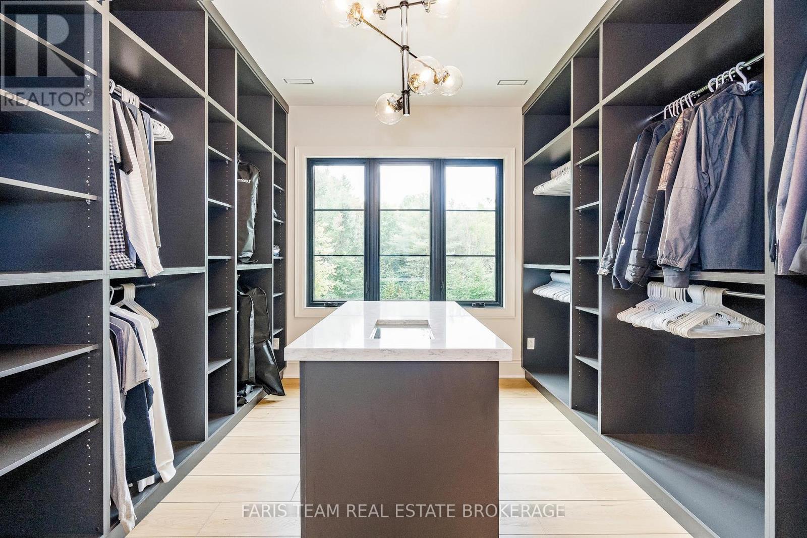 4 Sycamore Circle, Springwater, ON - Indoor With Storage