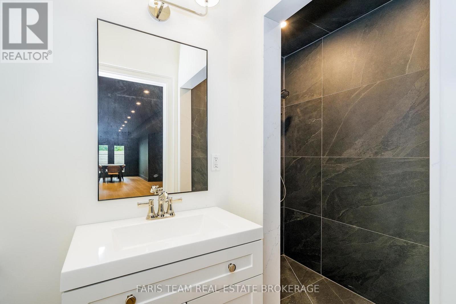 4 Sycamore Circle, Springwater, ON - Indoor Photo Showing Bathroom