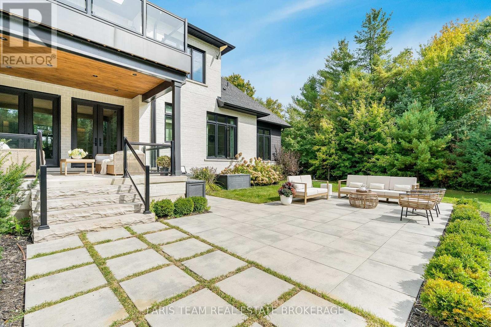 4 Sycamore Circle, Springwater, ON - Outdoor