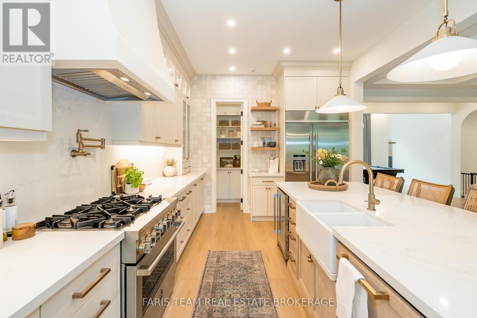 4 Sycamore Circle, Springwater, ON - Indoor Photo Showing Kitchen With Double Sink With Upgraded Kitchen