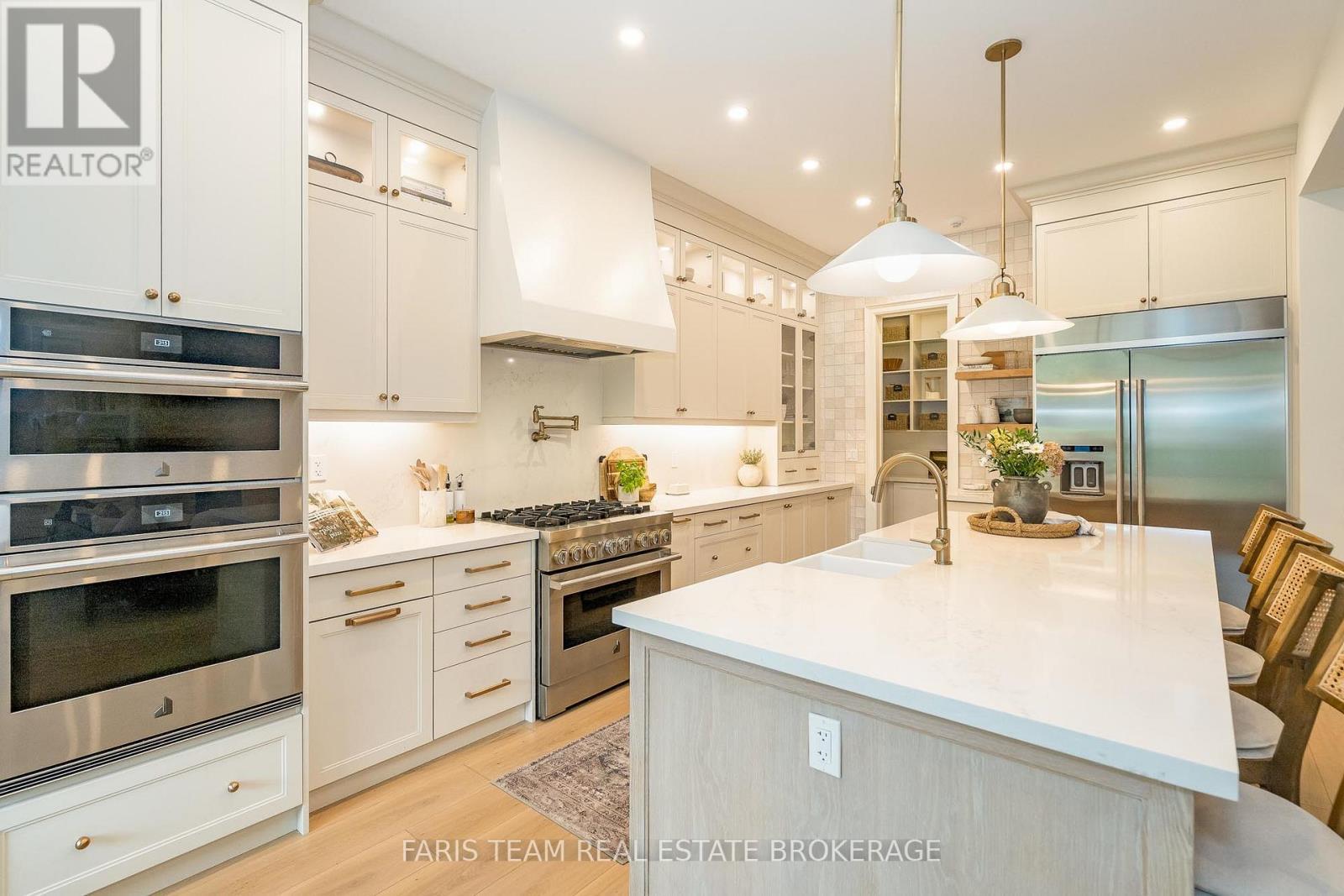 4 Sycamore Circle, Springwater, ON - Indoor Photo Showing Kitchen With Upgraded Kitchen