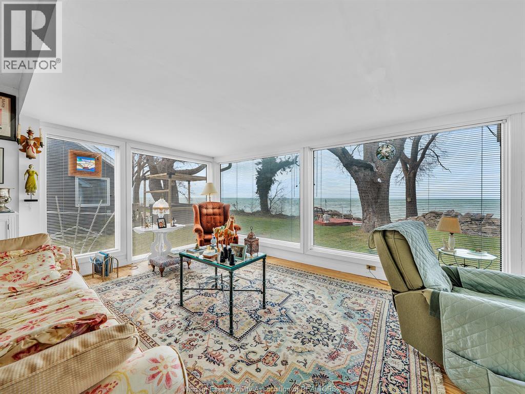 278 Robson Road, Leamington, ON - Indoor Photo Showing Living Room