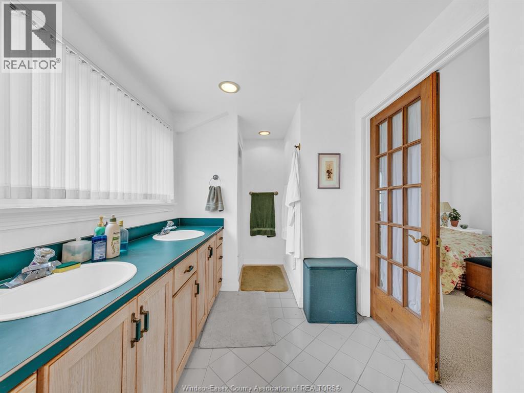 278 Robson Road, Leamington, ON - Indoor Photo Showing Bathroom