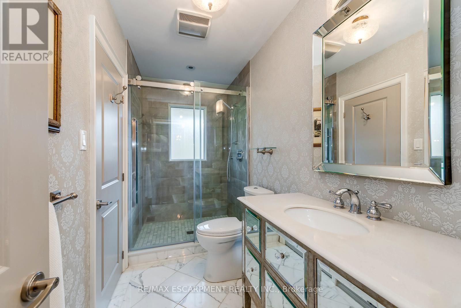 4306 Lakeshore Road, Burlington, ON - Indoor Photo Showing Bathroom