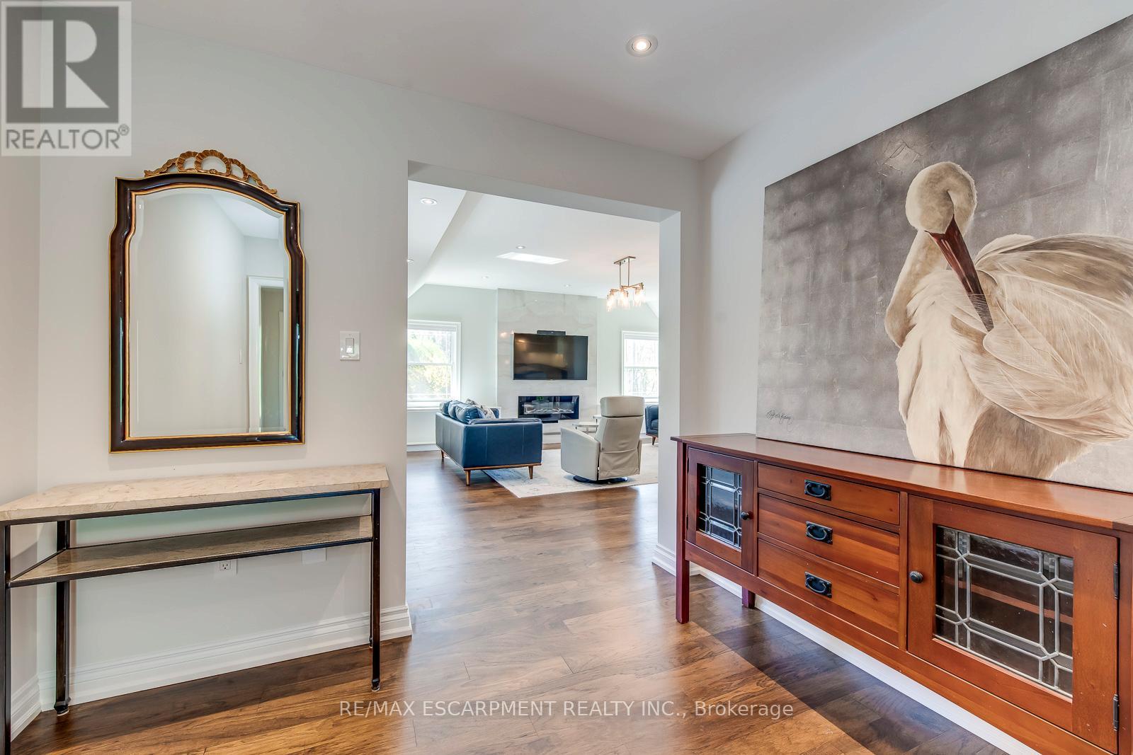 4306 Lakeshore Road, Burlington, ON - Indoor