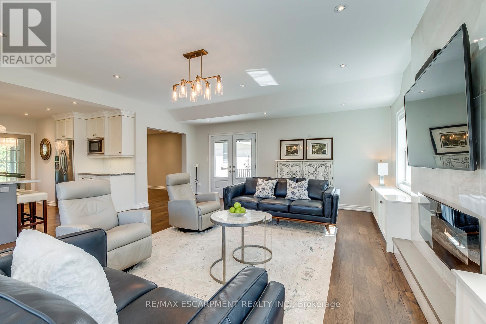 4306 Lakeshore Road, Burlington, ON - Indoor Photo Showing Living Room With Fireplace