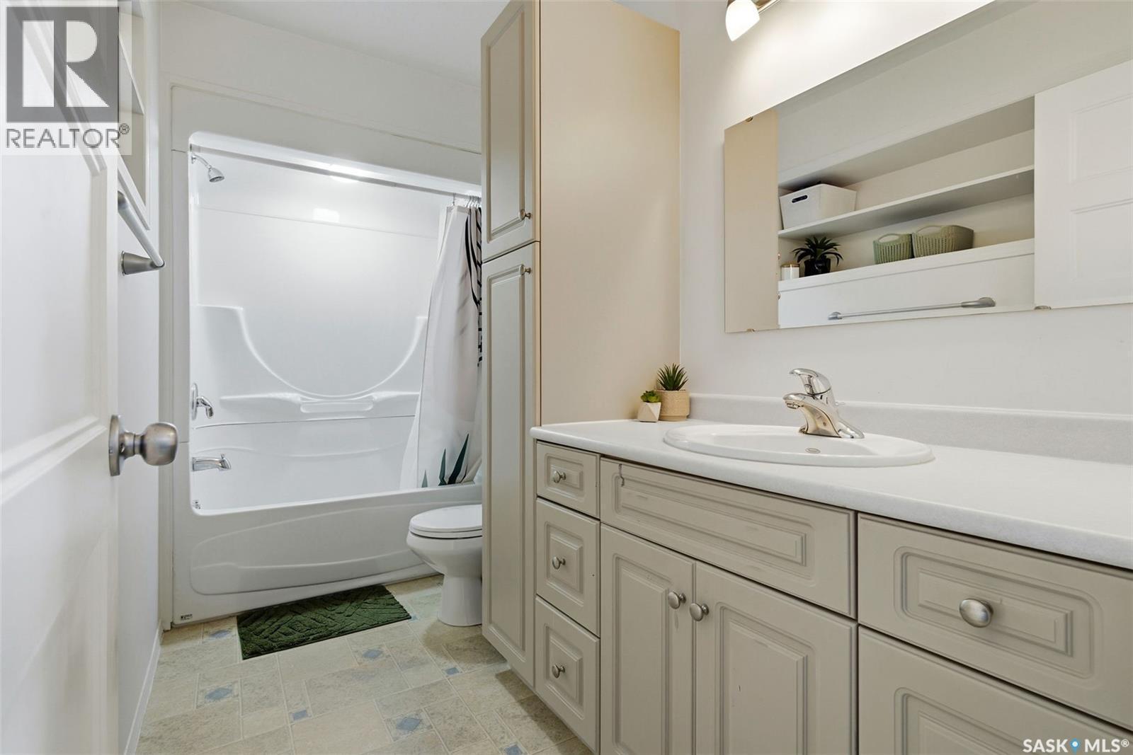 108 Matheson Crescent, Regina, SK - Indoor Photo Showing Bathroom