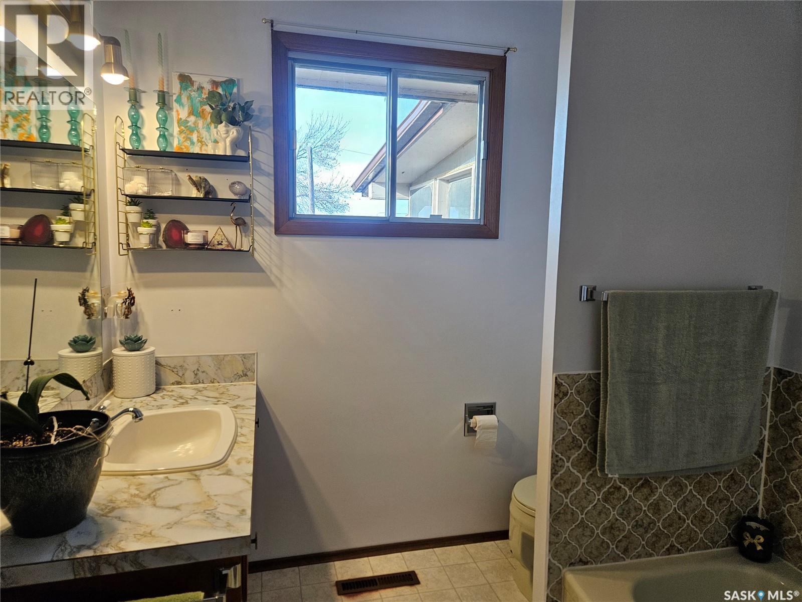 335 Aspen Drive, Swift Current, SK - Indoor Photo Showing Bathroom