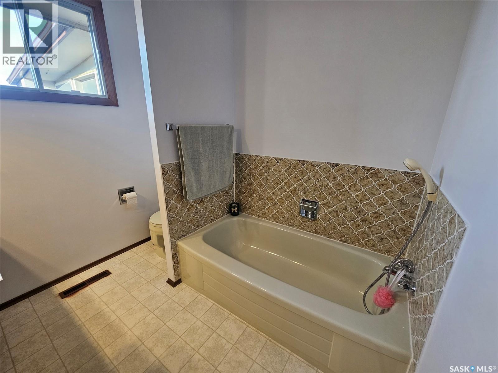 335 Aspen Drive, Swift Current, SK - Indoor Photo Showing Bathroom